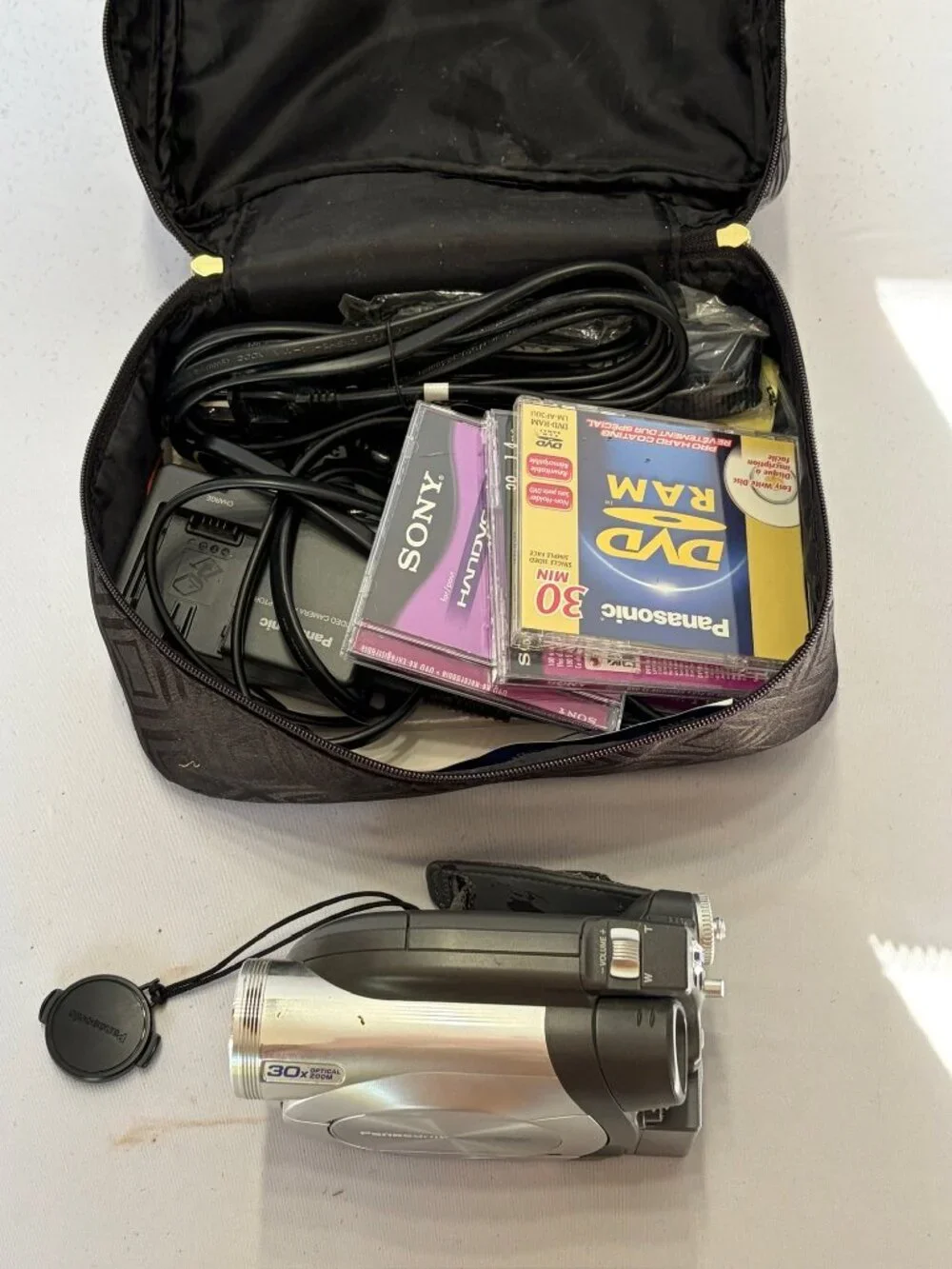 Panasonic Palmcorder MultiCam VDR-D105 DVD Camcorder Charger Discs Manual Works
